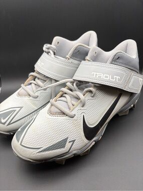 Nike Kids Gray Trout Baseball Cleats with Black Swoosh - Size 6.5